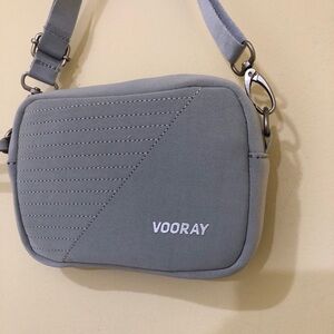 NWOT Vooray Sidekick Neoprene Light Grey Crossbody Bag Purse W 7” X H 5”